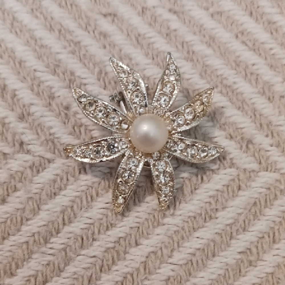 Elegant Silver and Pearl Flower Brooch - Picture 6 of 6